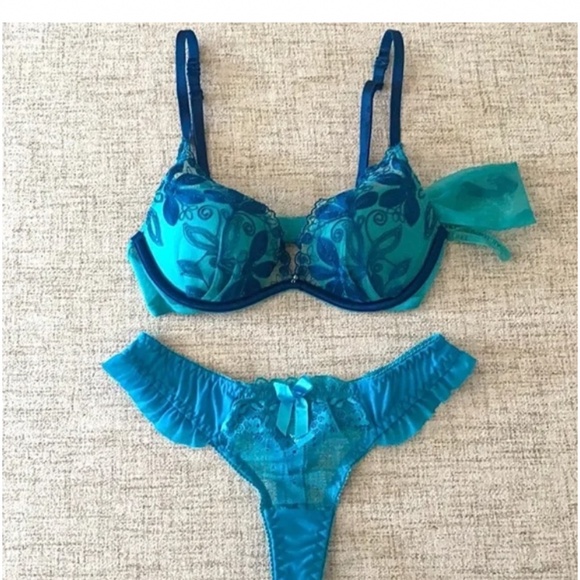 🪞 NWT SET- VS embroidered trim push up bra and pantie set 32B Victoria’s secret